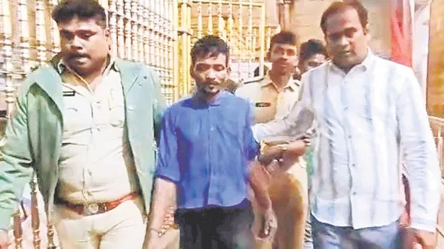 Drunk incident: గోవిందరాజస్వామి ఆలయ గోపురంపై  మందుబాబు హల్‌చల్‌