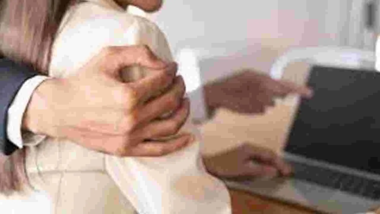 Harassment: ఫార్మసిస్టుపై వైద్యాధికారి లైంగిక వేధింపులు