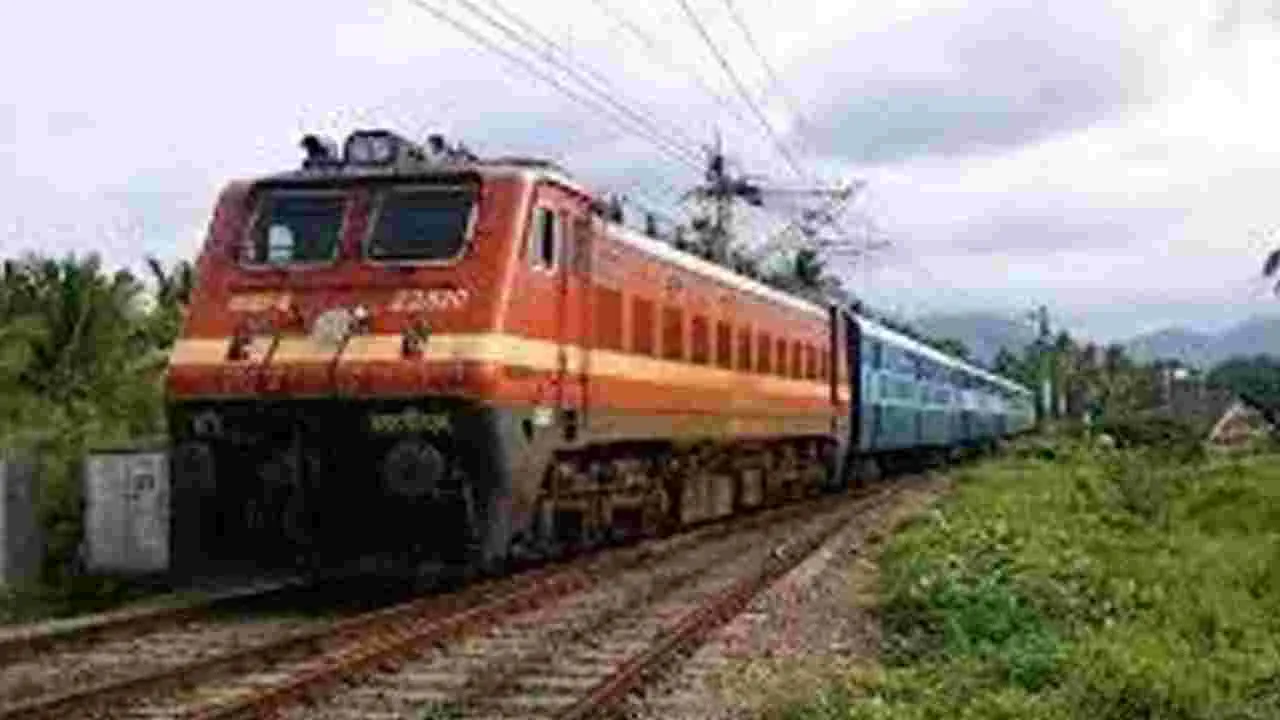 Special Trains: సంక్రాంతికి 27 రైళ్లకు స్పెషల్‌ హాల్ట్‌లు!