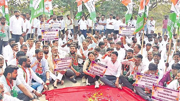 Flood victims staged a protest: కేసీఆర్‌ ఫాంహౌస్‌ ఎదుట ముంపు బాధితుల ధర్నా 