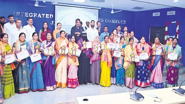 సావిత్రిబాయి ఫూలేను ఆదర్శంగా తీసుకోవాలి