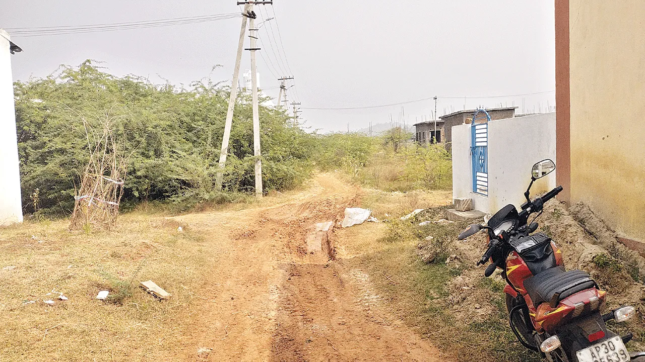 రహదారి లేక.. రాకపోకలకు అవస్థలు