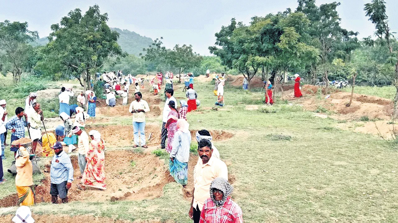 ఉపాధి పనులలో భారీ అక్రమాలు