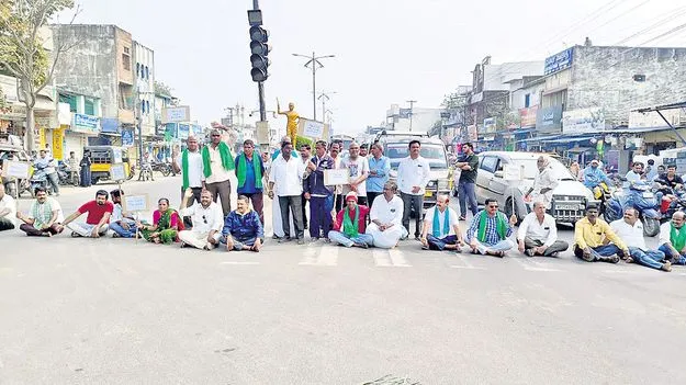 రహదారి నిర్మించాలని రైతుల రాస్తారోకో