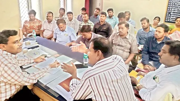 ఇళ్ల నిర్మాణాలను త్వరగా పూర్తి చేయండి