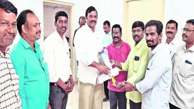 CRMTs : సమస్యలు పరిష్కరించాలి