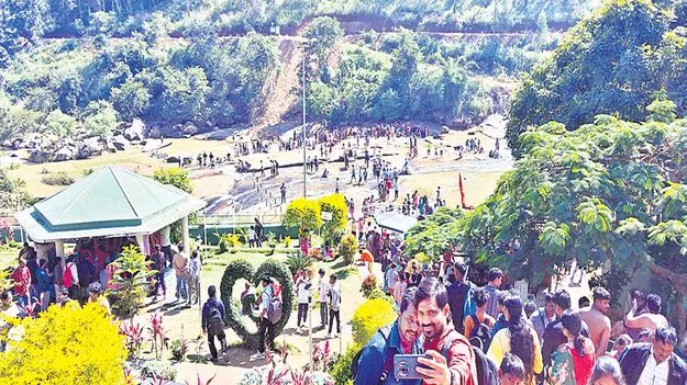 మన్యంలో పర్యాటక సందడి 