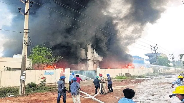 అచ్యుతాపురం సెజ్‌లో అగ్నిప్రమాదం