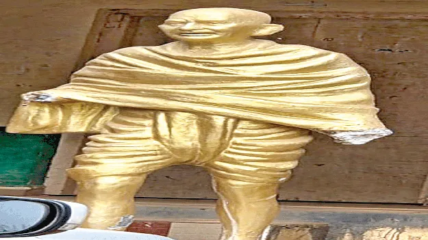 గాంధీజీ విగ్రహం ధ్వంసం 