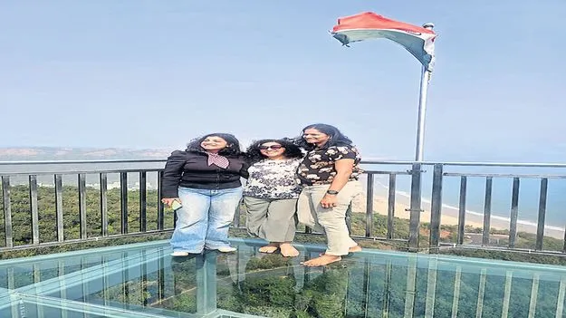 గ్లాస్‌ బ్రిడ్జిపై  ఆమ్రపాలి