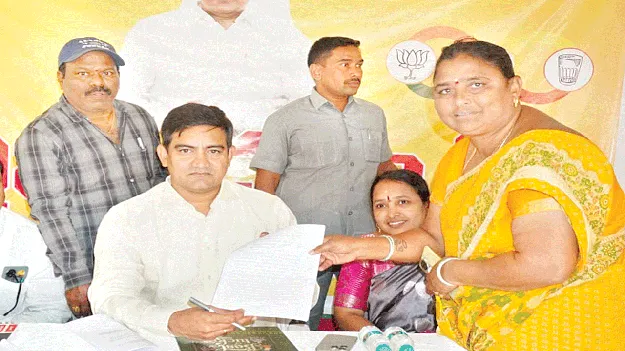 ప్రజా సమస్యల పరిష్కారానికి పెద్ద పీట వేయాలి 