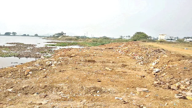 రోడ్డు కోసం.. చెరువునే కప్పేస్తున్నారు 