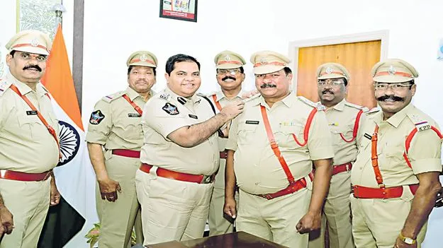 12 మందికి ఎస్‌ఐలుగా ఉద్యోగోన్నతి