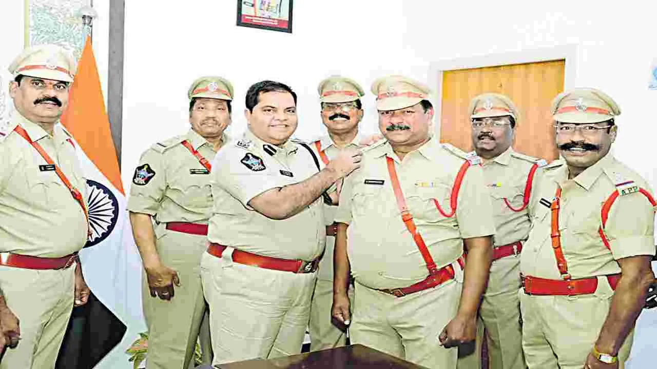 12 మందికి ఎస్‌ఐలుగా ఉద్యోగోన్నతి