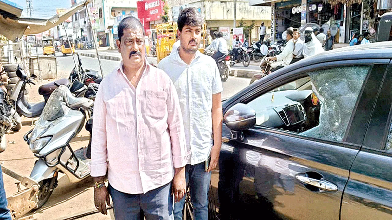 కారు అద్దాలు పగలగొట్టి రూ.5 లక్షలు అపహరణ