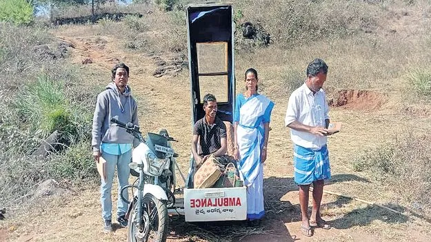 గిరిజనుల పాలిట సంజీవని బైక్‌ అంబులెన్సు