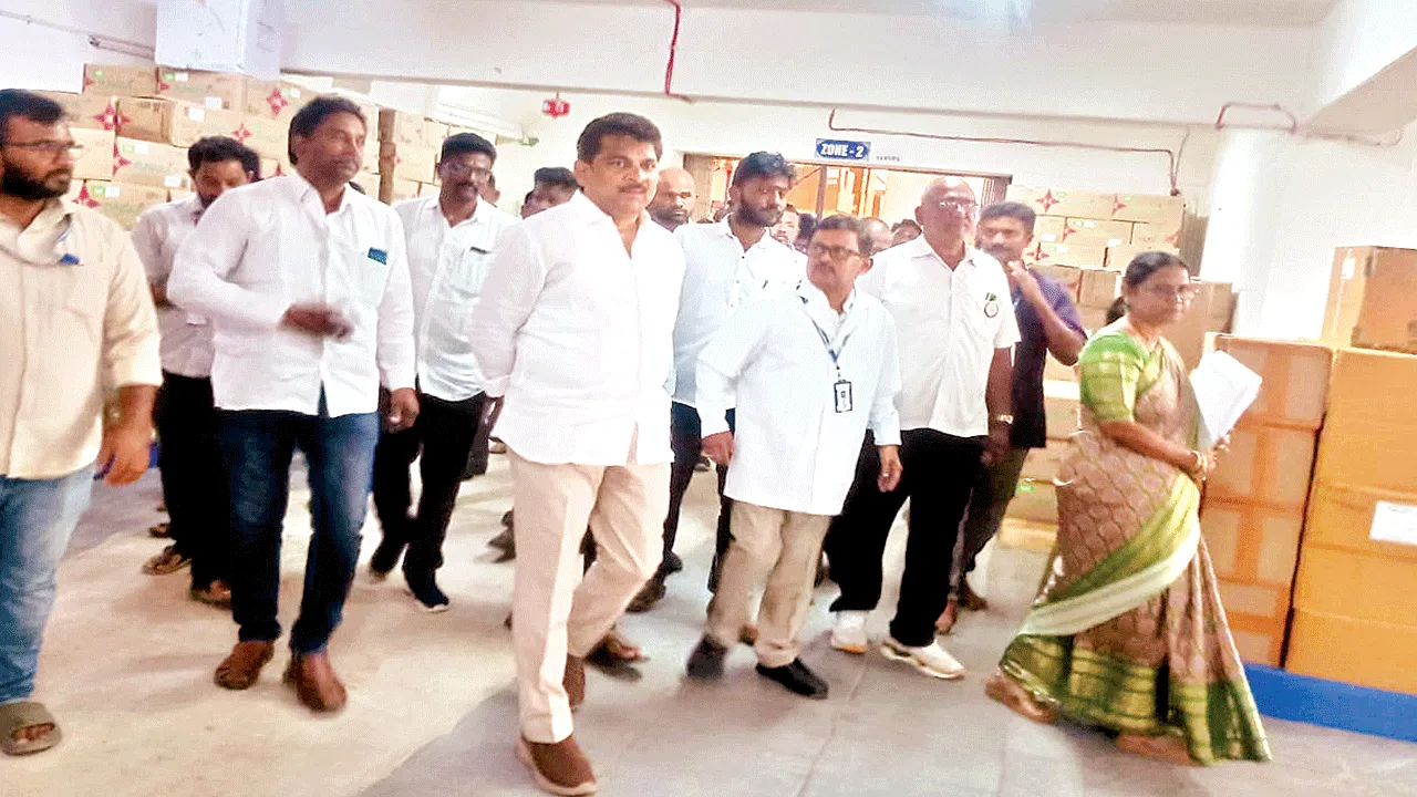 ప్రభుత్వ వైద్య కళాశాలను పూర్తి చేయాలి