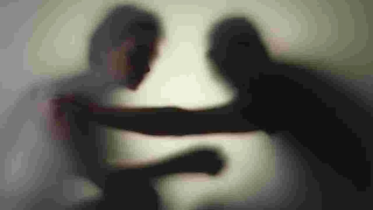 Watch Video: దేశ రాజధానిలో దారుణం.. షాకింగ్ వీడియో వైరల్..