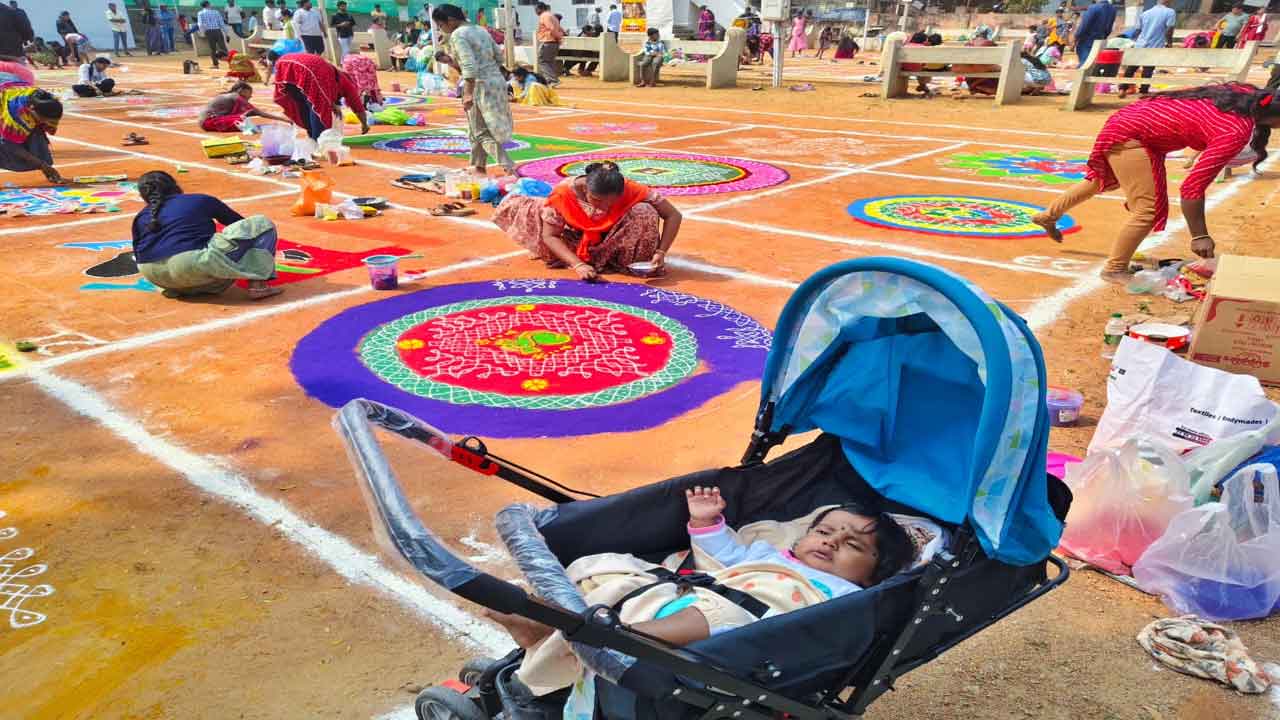 ఏబీఎన్ ఆంధ్రజ్యోతి ఆధ్వర్యంలో రంగవల్లుల పోటీలు.. పోటెత్తిన మహిళలు