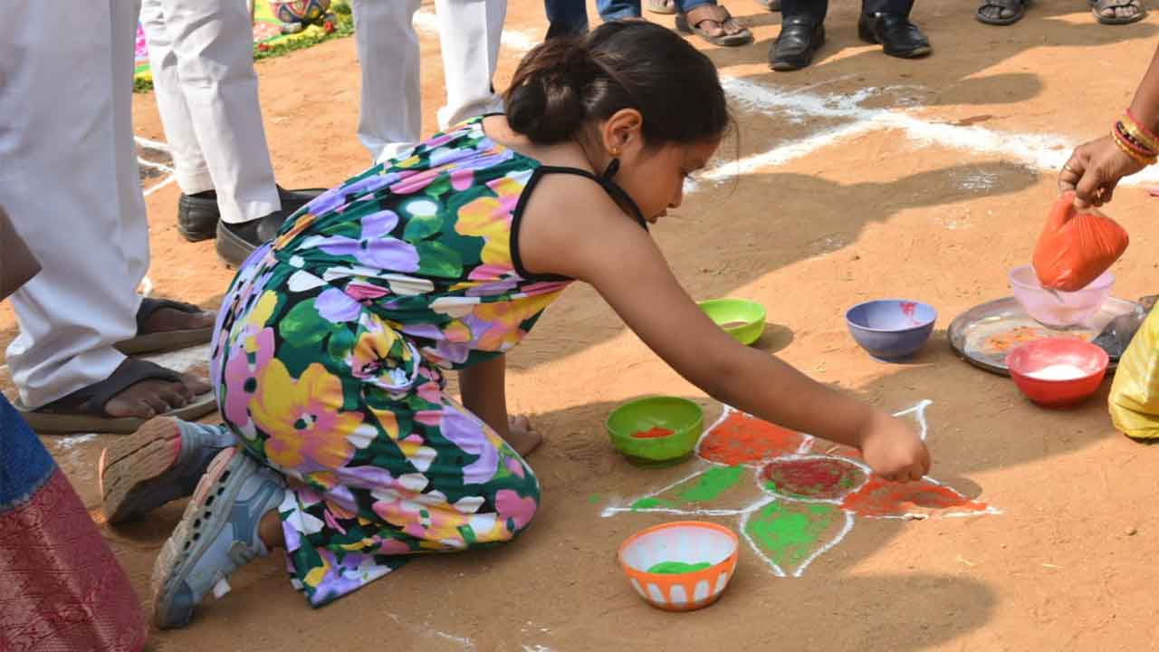 ఏబీఎన్ ఆంధ్రజ్యోతి ఆధ్వర్యంలో రంగవల్లుల పోటీలు.. పోటెత్తిన మహిళలు