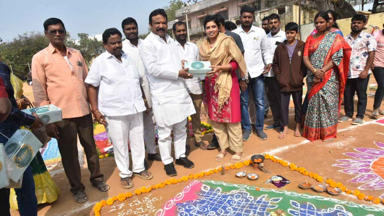 ఏబీఎన్ ఆంధ్రజ్యోతి ఆధ్వర్యంలో రంగవల్లుల పోటీలు.. పోటెత్తిన మహిళలు