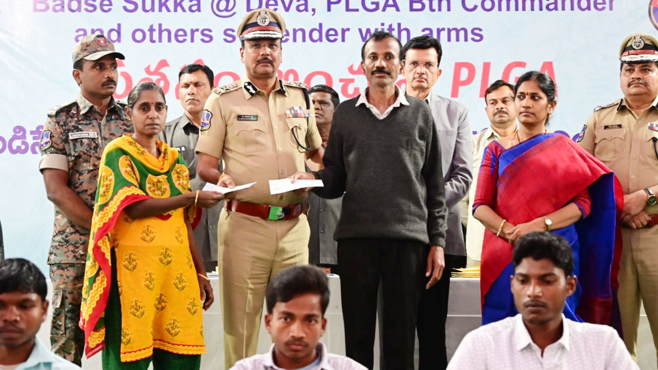 Telangana: మావోల లొంగుబాటు.. సంచలన వివరాలు వెల్లడించిన డీజీపీ..