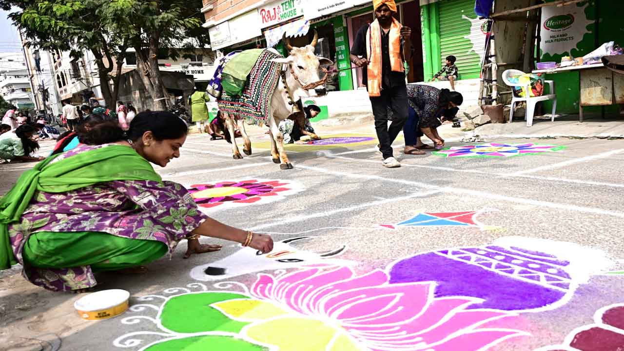 ఏబీఎన్ ఆంధ్రజ్యోతి ఆధ్వర్యంలో రంగవల్లుల పోటీలు.. పోటెత్తిన మహిళలు