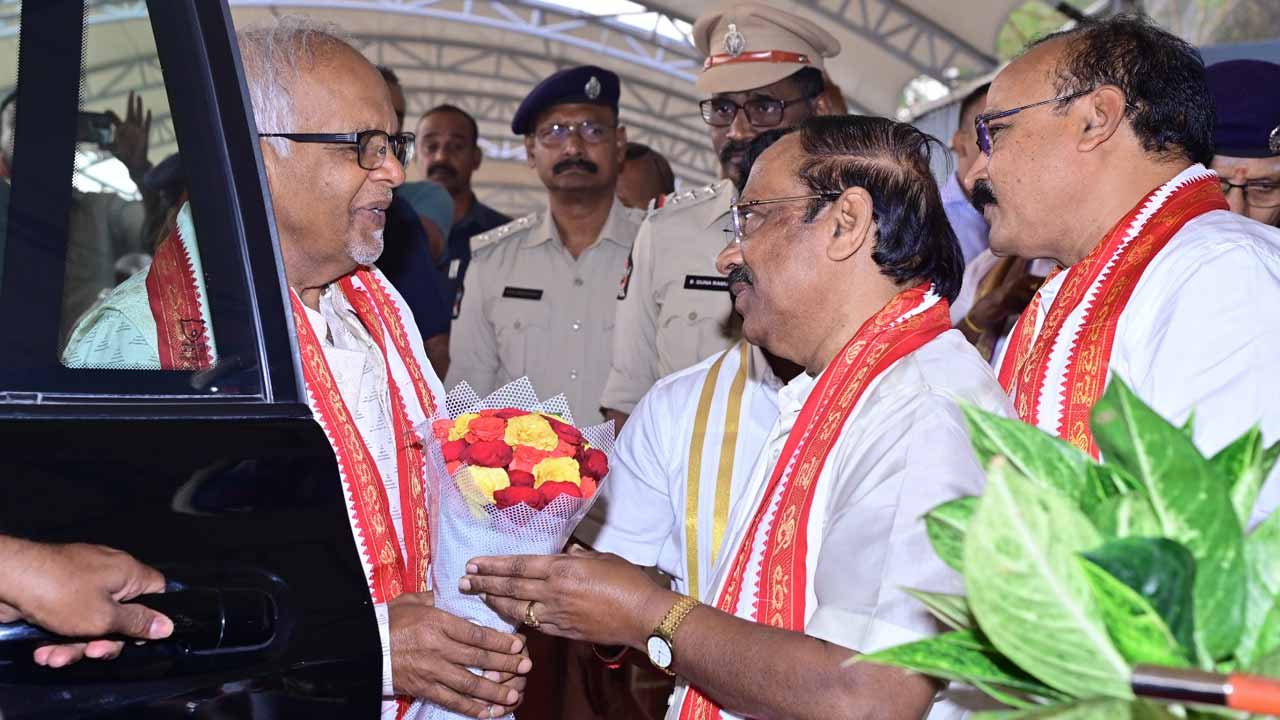 దుర్గమ్మను దర్శించుకున్న మారిషస్ దేశాధ్యక్షుడు ధరమ్‌బీర్ దంపతులు