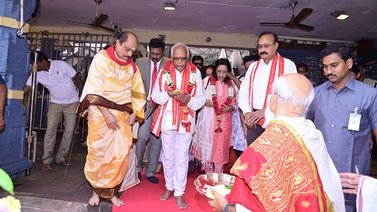 దుర్గమ్మను దర్శించుకున్న మారిషస్ దేశాధ్యక్షుడు ధరమ్‌బీర్ దంపతులు