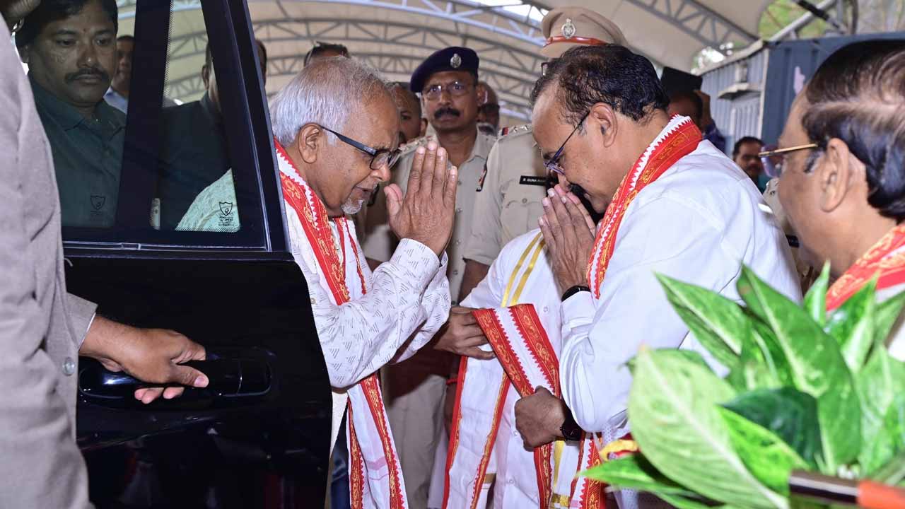 దుర్గమ్మను దర్శించుకున్న మారిషస్ దేశాధ్యక్షుడు ధరమ్‌బీర్ దంపతులు