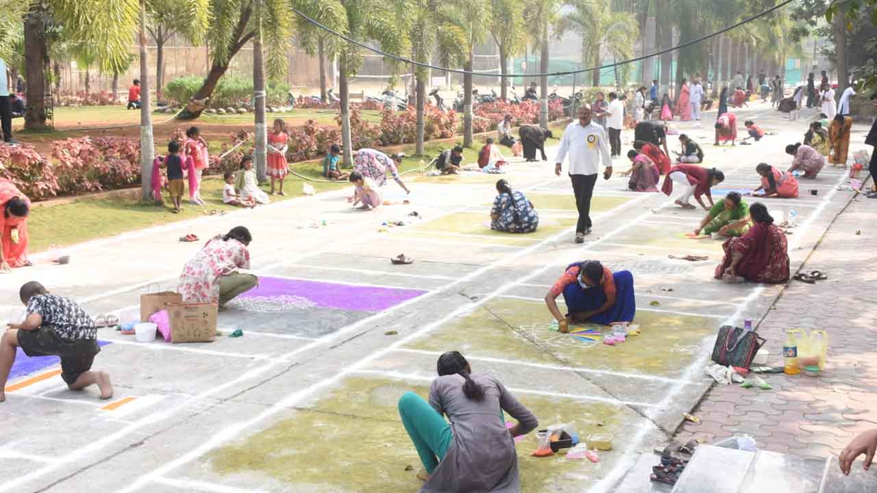 ఏబీఎన్ ఆంధ్రజ్యోతి ఆధ్వర్యంలో రంగవల్లుల పోటీలు.. పోటెత్తిన మహిళలు