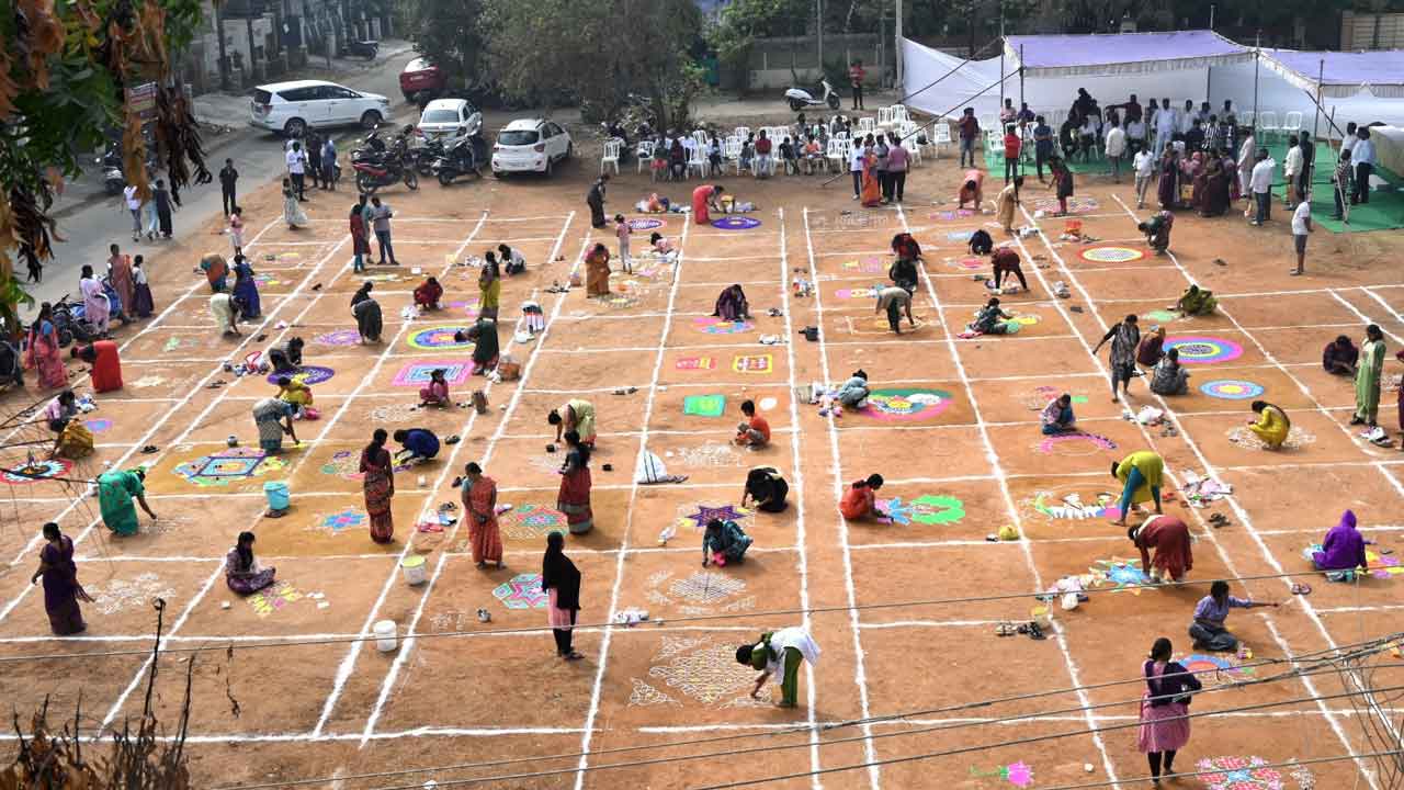 ఏబీఎన్ ఆంధ్రజ్యోతి ఆధ్వర్యంలో రంగవల్లుల పోటీలు.. పోటెత్తిన మహిళలు