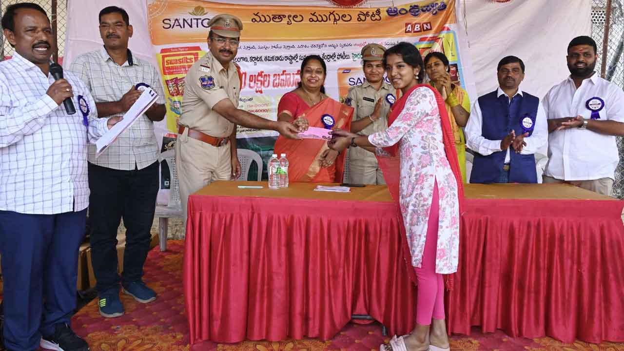 ఏబీఎన్ ఆంధ్రజ్యోతి ఆధ్వర్యంలో రంగవల్లుల పోటీలు.. పోటెత్తిన మహిళలు