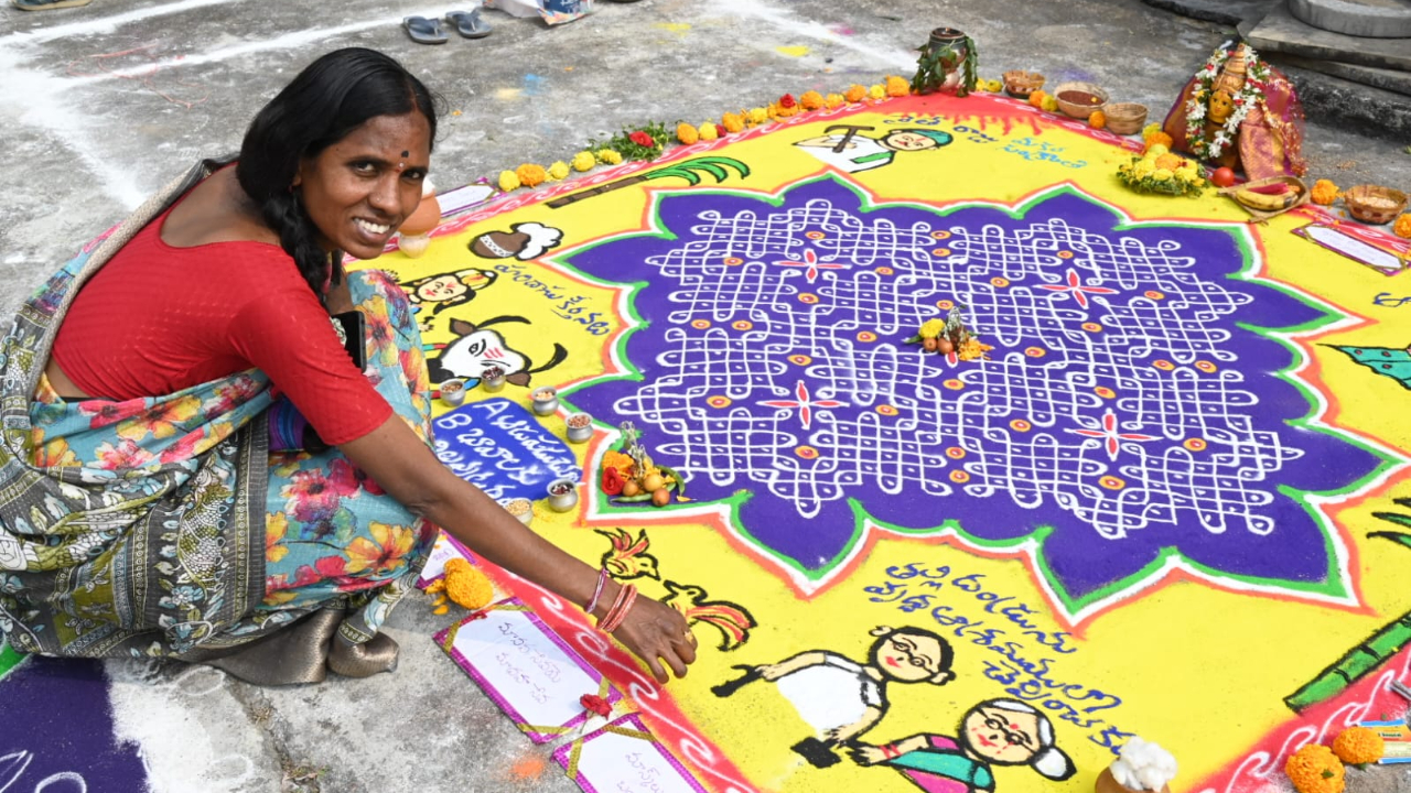 పెద్దపల్లి జిల్లా కేంద్రంలో ఘనంగా ఏబీఎన్ - ఆంధ్రజ్యోతి ముగ్గుల పోటీలు