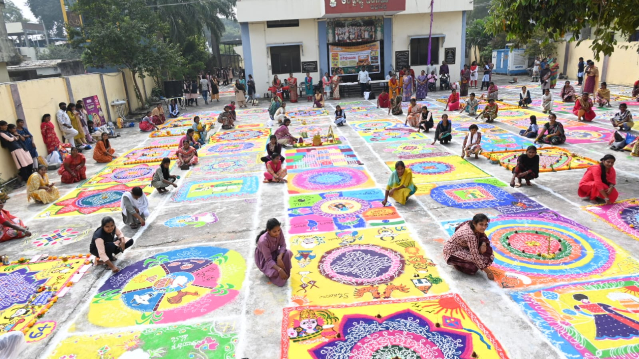 పెద్దపల్లి జిల్లా కేంద్రంలో ఘనంగా ఏబీఎన్ - ఆంధ్రజ్యోతి ముగ్గుల పోటీలు