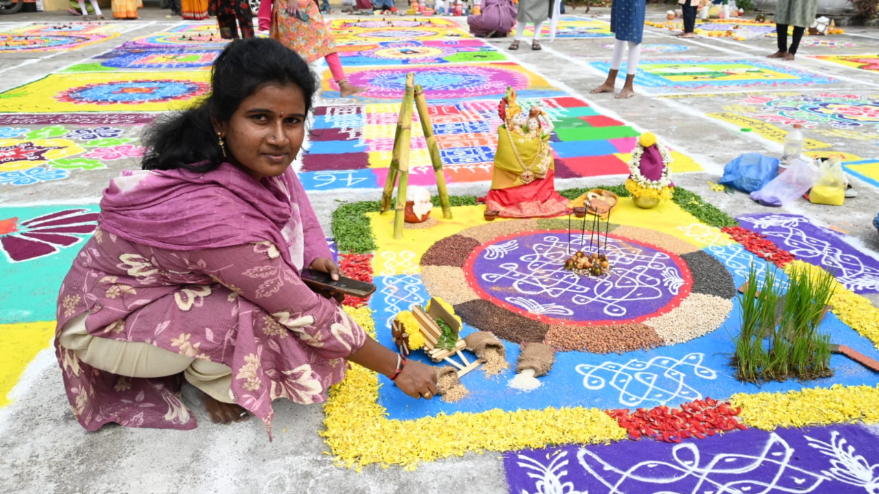 పెద్దపల్లి జిల్లా కేంద్రంలో ఘనంగా ఏబీఎన్ - ఆంధ్రజ్యోతి ముగ్గుల పోటీలు