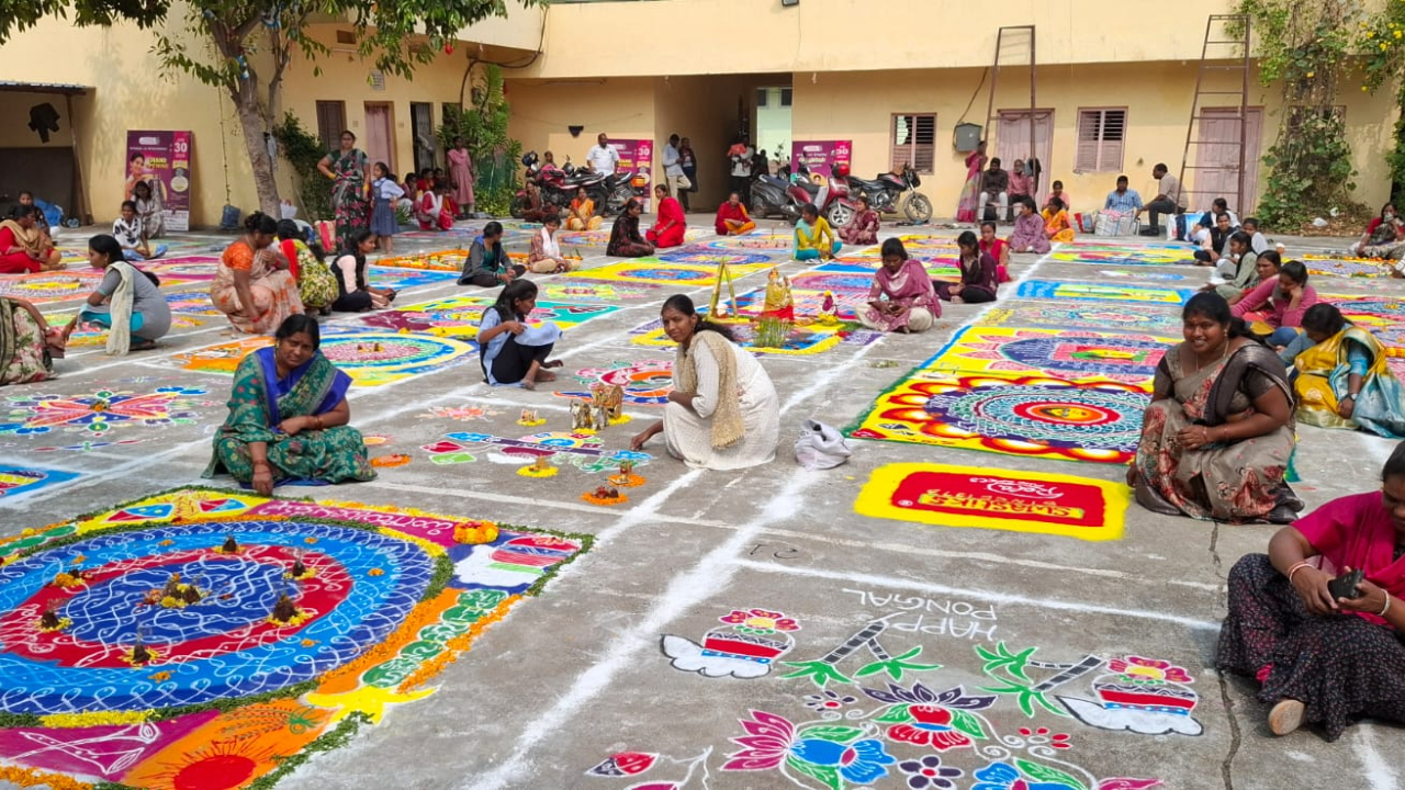 పెద్దపల్లి జిల్లా కేంద్రంలో ఘనంగా ఏబీఎన్ - ఆంధ్రజ్యోతి ముగ్గుల పోటీలు