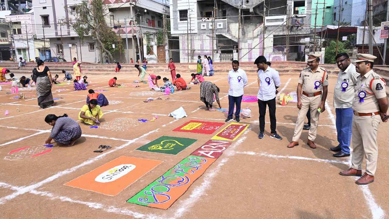 ఏబీఎన్ ఆంధ్రజ్యోతి ఆధ్వర్యంలో రంగవల్లుల పోటీలు.. పోటెత్తిన మహిళలు