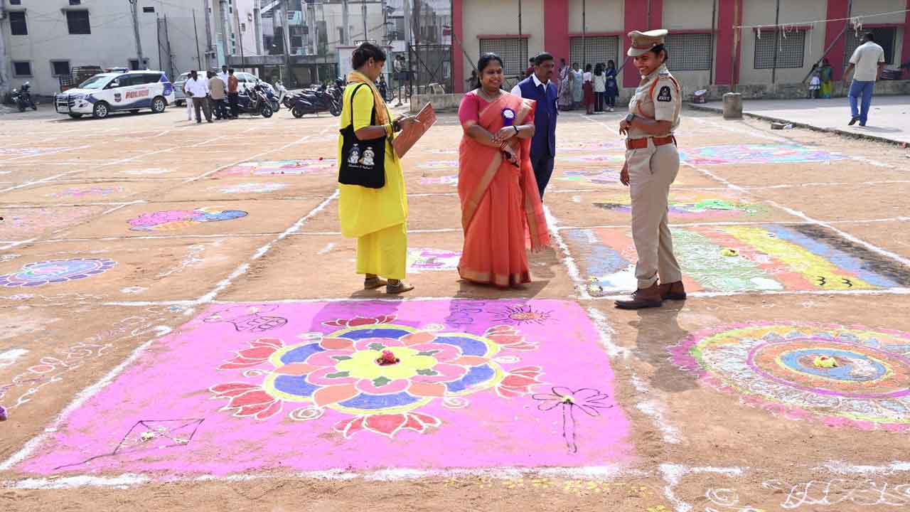 ఏబీఎన్ ఆంధ్రజ్యోతి ఆధ్వర్యంలో రంగవల్లుల పోటీలు.. పోటెత్తిన మహిళలు
