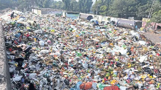 చెత్త తరలింపులో అక్రమాలు