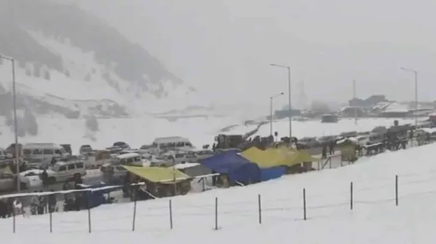 Snowfall: జమ్ముకశ్మీర్‌‌పై మంచు దుప్పటి.. టూరిస్టులతో సందడిగా సోనమార్గ్ లోయ  