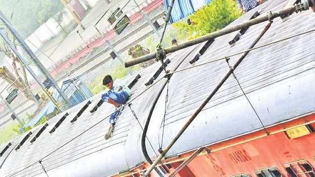 Kanchili Railway Station: రైలుపైకి ఎక్కి యువకుడి హల్‌చల్‌