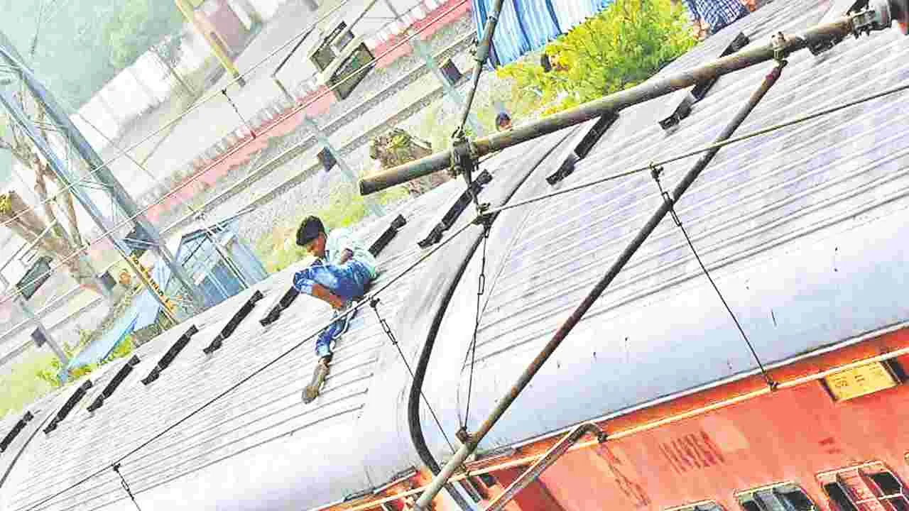 Kanchili Railway Station: రైలుపైకి ఎక్కి యువకుడి హల్‌చల్‌