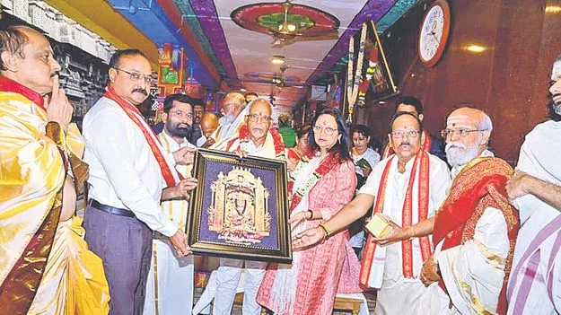 Mauritius President: కనకదుర్గమ్మను దర్శించుకున్న మారిషస్‌ అధ్యక్షుడు ధర్మబీర్‌ గోకుల్‌