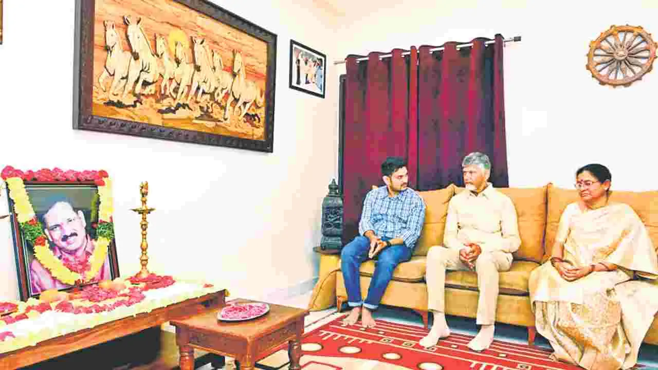 TDP Leader Demise: సాయిబాబా కుటుంబానికి చంద్రబాబు పరామర్శ