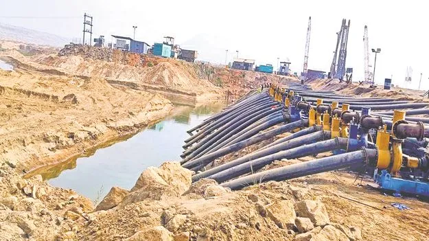 Polavaram Project: పోలవరం ఎగువ కాఫర్‌ డ్యాంలో.. వేగంగా సీపేజీ జలాల కాలువ