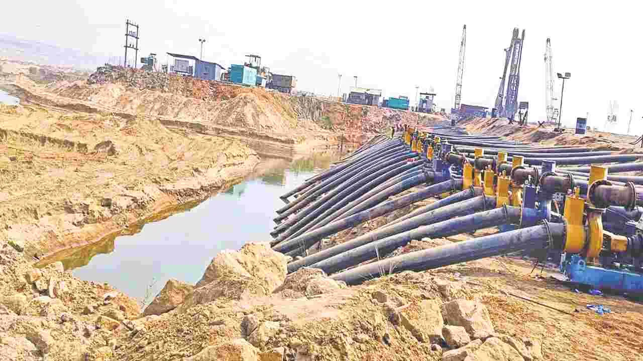 Polavaram Project: పోలవరం ఎగువ కాఫర్‌ డ్యాంలో.. వేగంగా సీపేజీ జలాల కాలువ