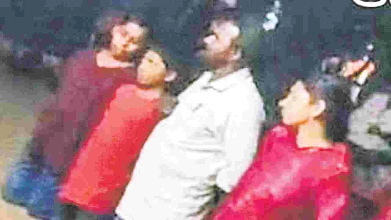 Eluru District: సారా అమ్ముతున్నాడని కుల బహిష్కరణ