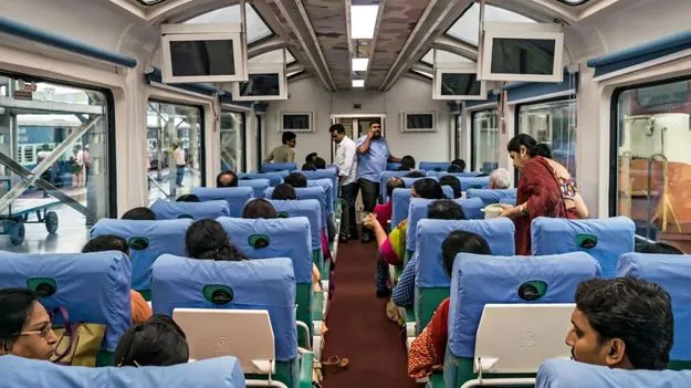 Araku Passenger Train: అరకులోయ ప్యాసింజర్‌కు అదనపు విస్టాడోమ్‌ కోచ్‌