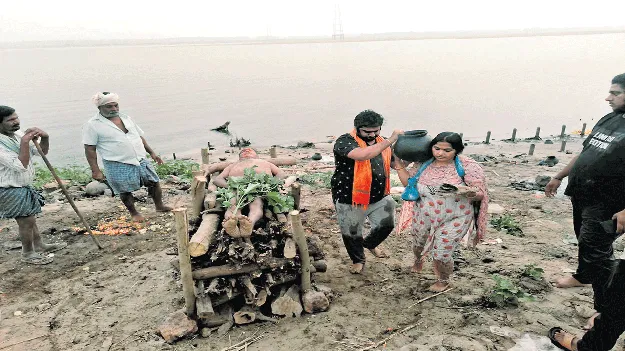 తండ్రి మరణం.. కూతురి శోకం!